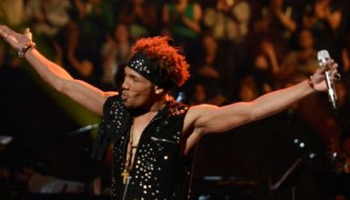 idol-vegas-chris-watson-performs